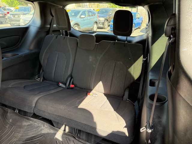 Used 2023 Chrysler Pacifica Touring FWD image 12