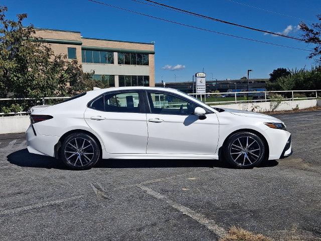 Used 2023 Toyota Camry SE w/ Cold Weather Package FWD image 9