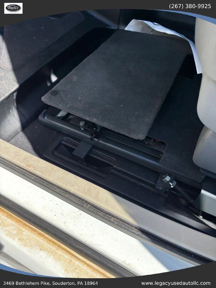 Used 2010 Chrysler Town & Country Touring FWD image 46