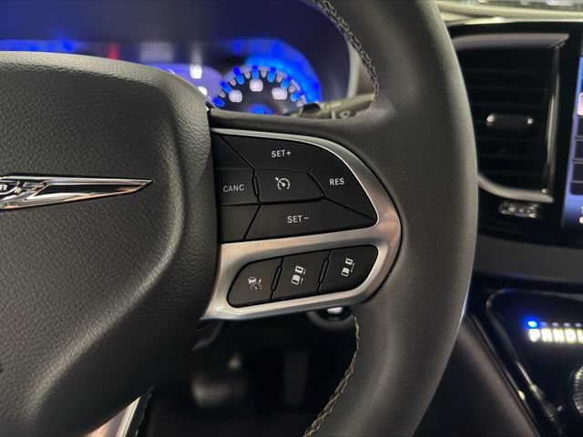Used 2025 Chrysler Pacifica Select FWD image 19
