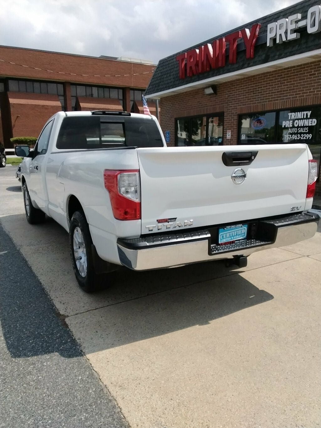 Used 2018 Nissan Titan SV RWD image 2