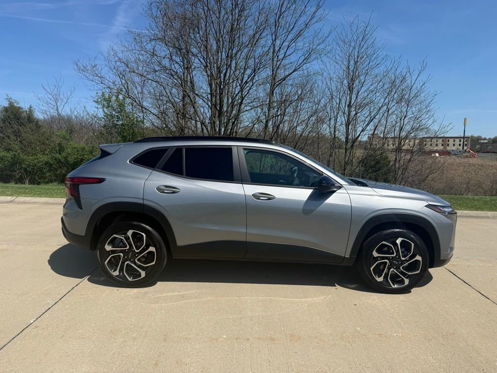 Used 2025 Chevrolet Trax RS w/ Driver Confidence Package image 2