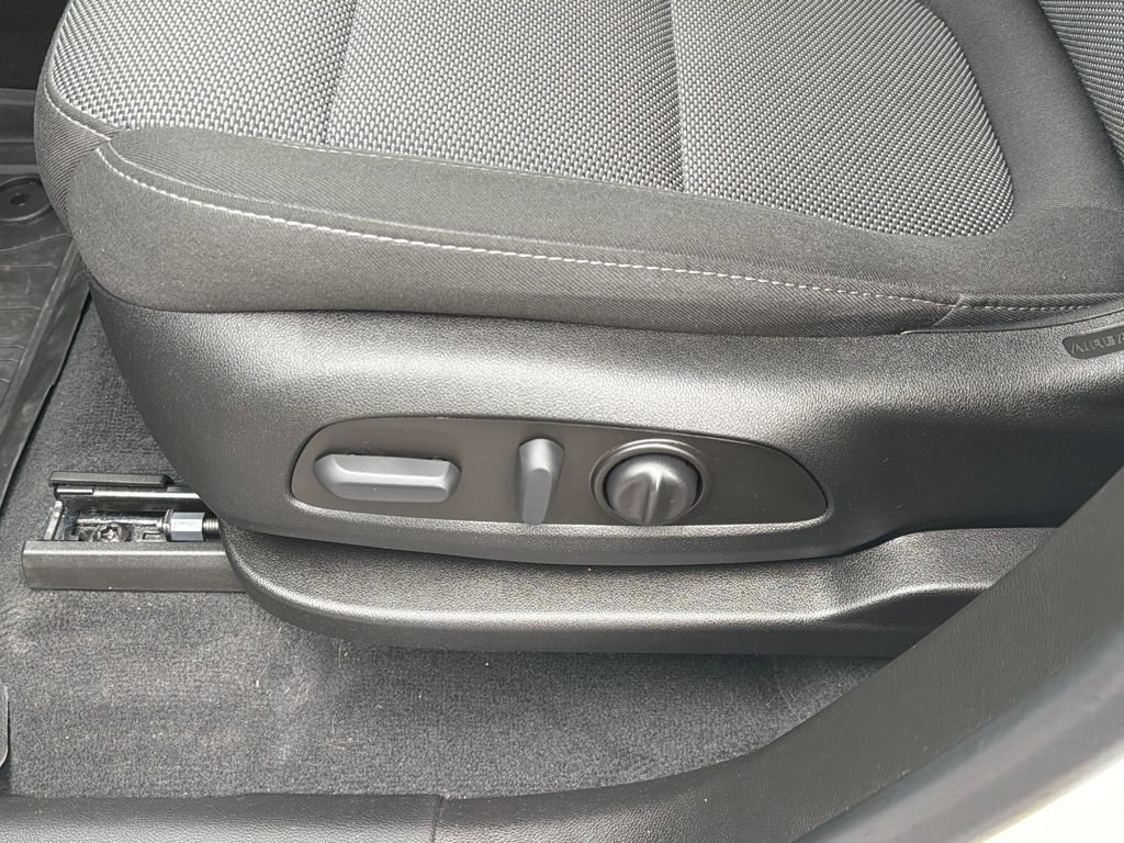 Used 2023 Chevrolet Traverse LT image 16