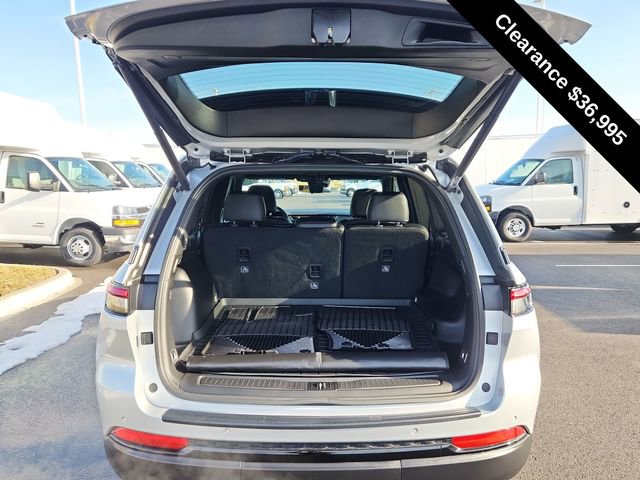Used 2025 Jeep Grand Cherokee Limited w/ Luxury Tech Group II AWD/4WD image 29