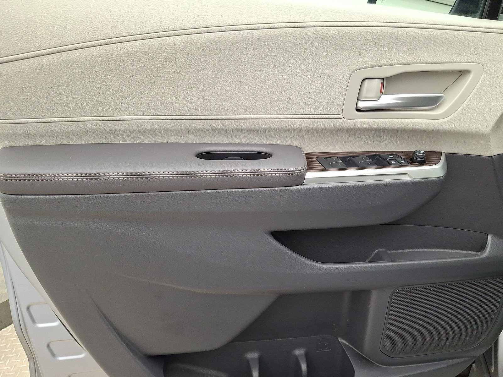 Certified 2024 Toyota Sienna XLE AWD/4WD image 2