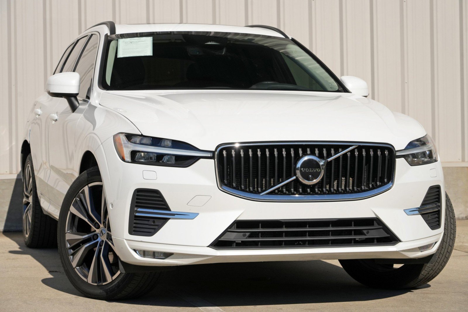 Used 2022 Volvo XC60 B5 Momentum w/ Advanced Package AWD/4WD image 2