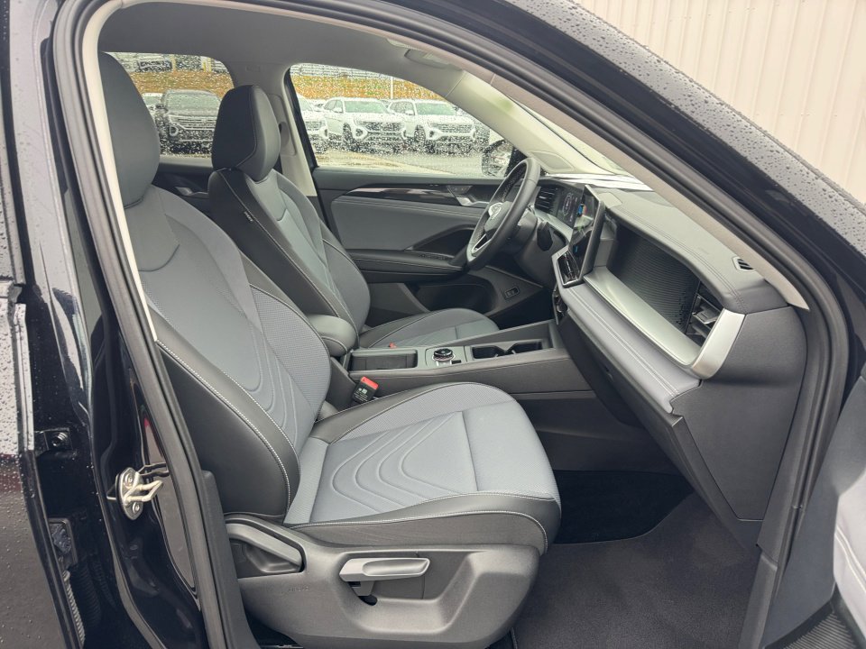 Used 2025 Volkswagen Tiguan SE image 30