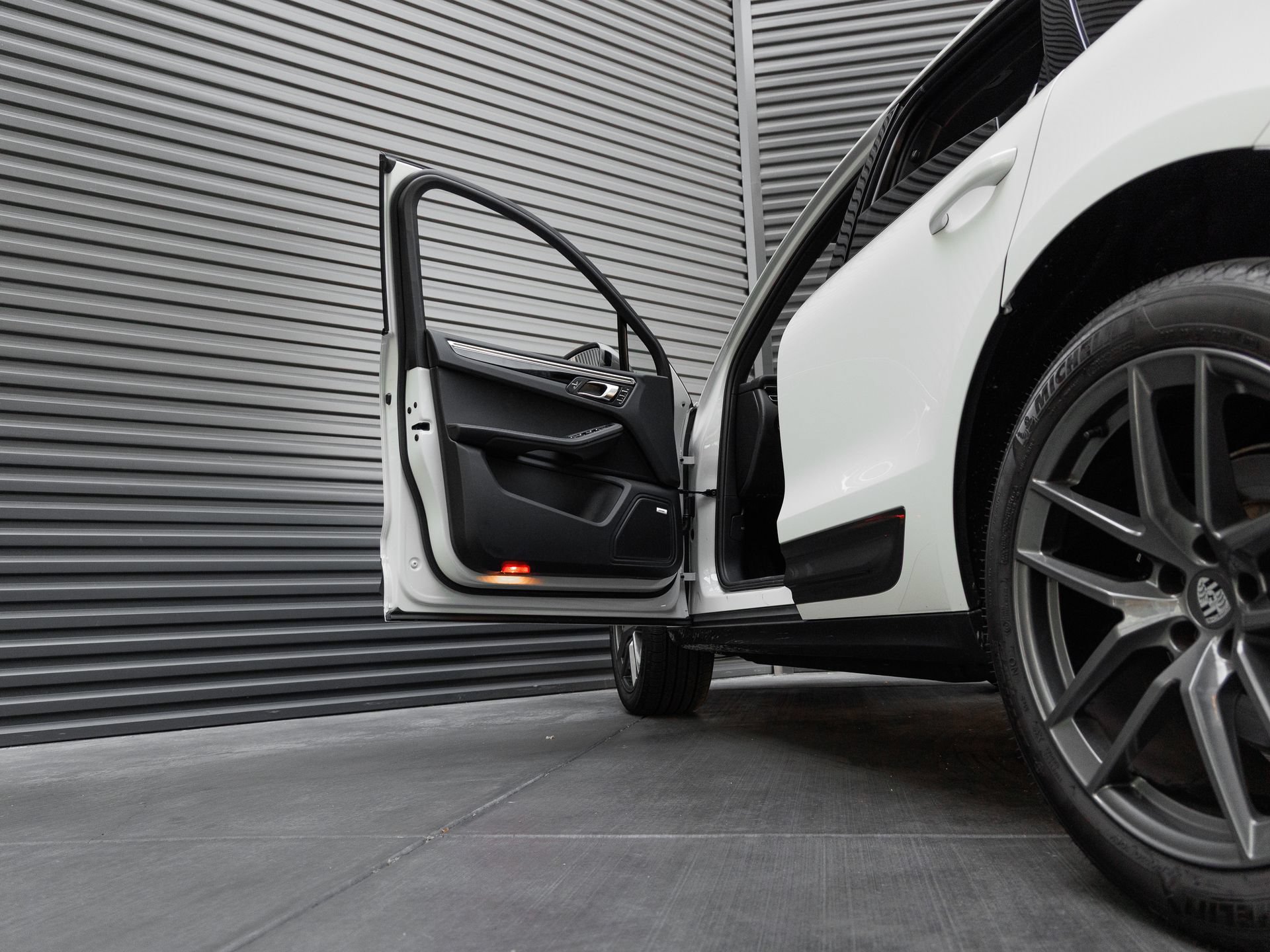 Certified 2025 Porsche Macan Turbo AWD/4WD image 14