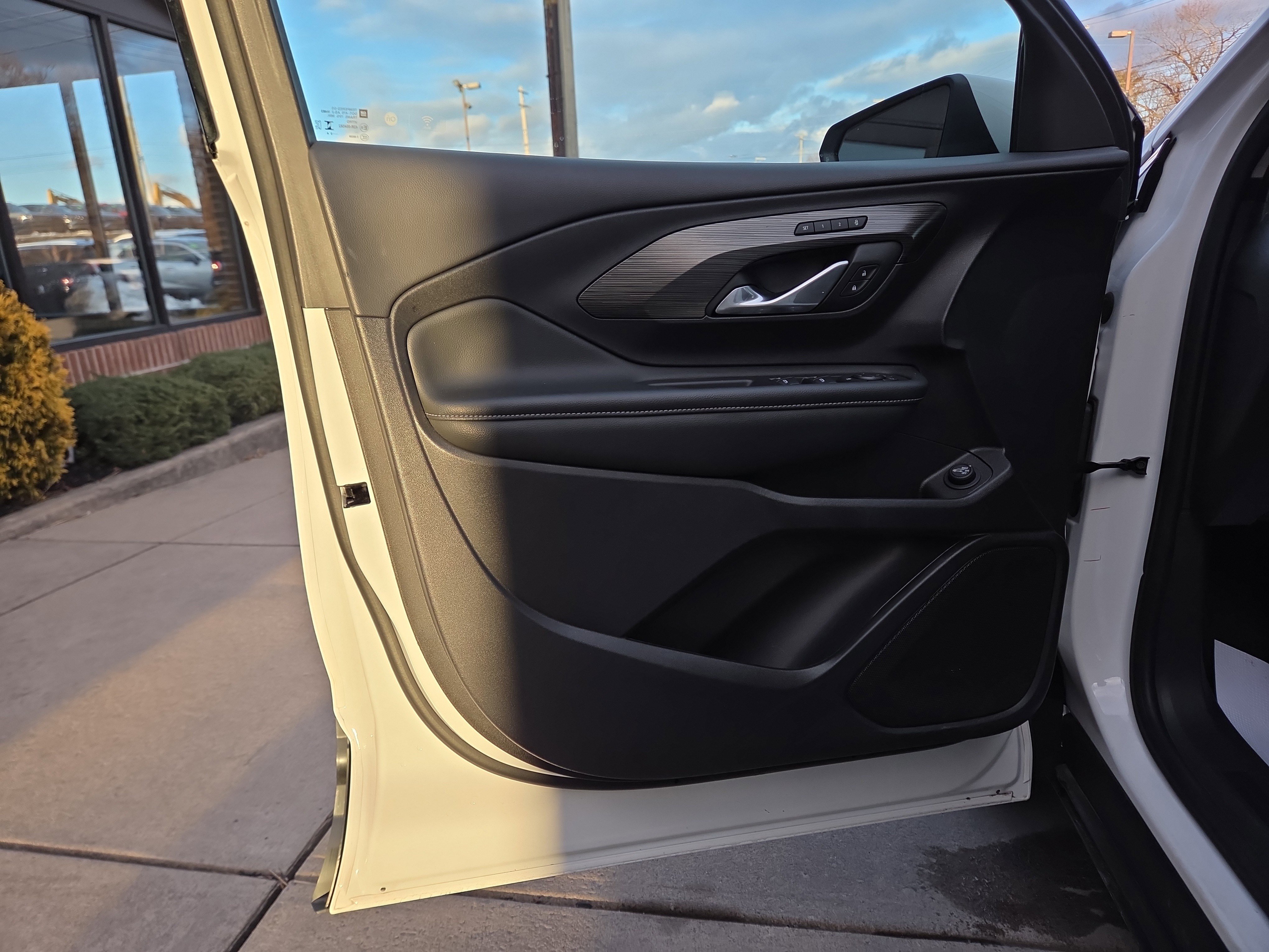 Used 2024 GMC Terrain SLT image 15