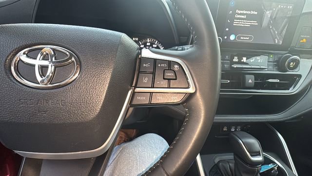 Used 2024 Toyota Highlander LE image 4