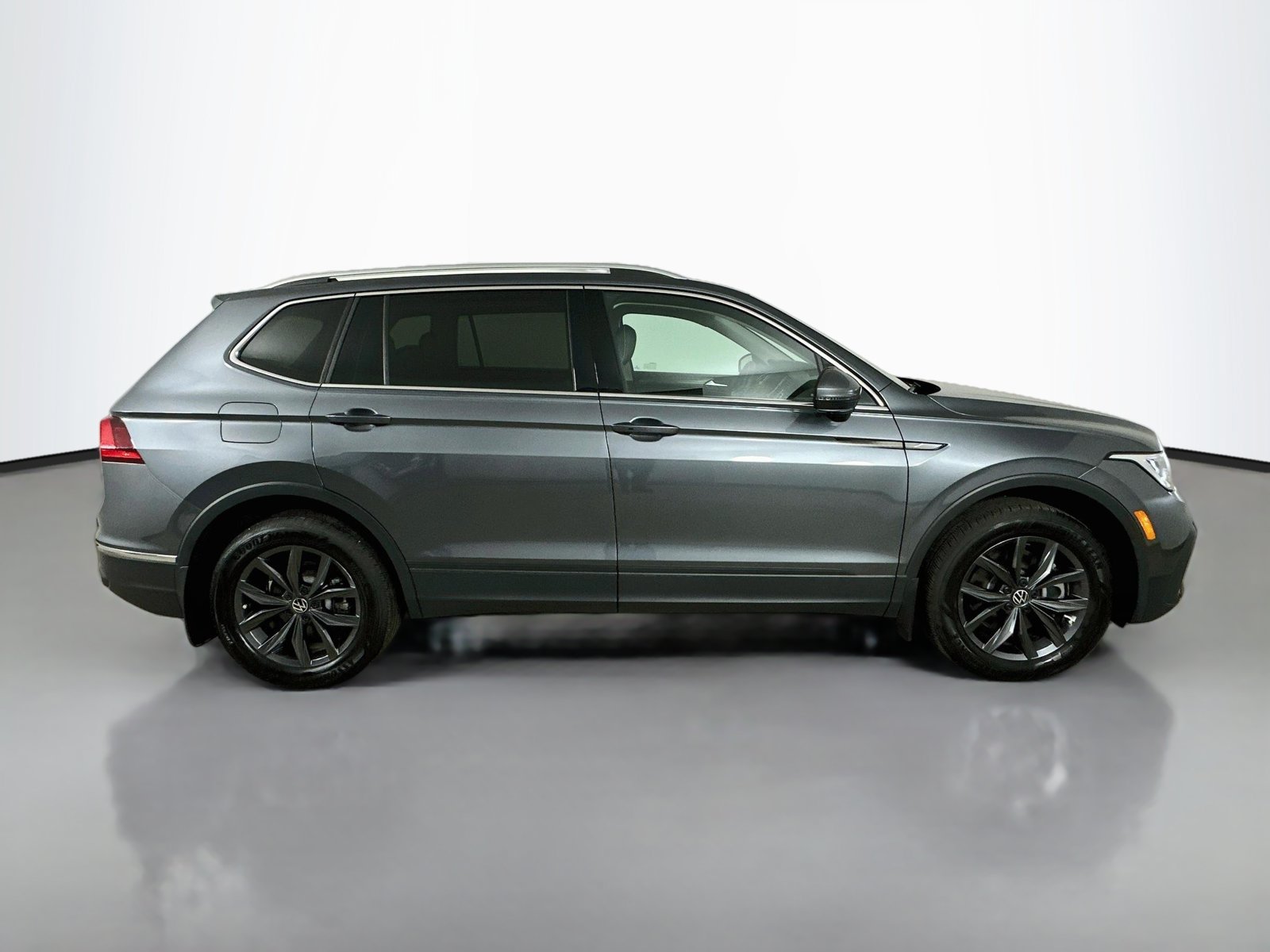 Certified 2024 Volkswagen Tiguan SE w/ Panoramic Sunroof Package AWD/4WD image 4