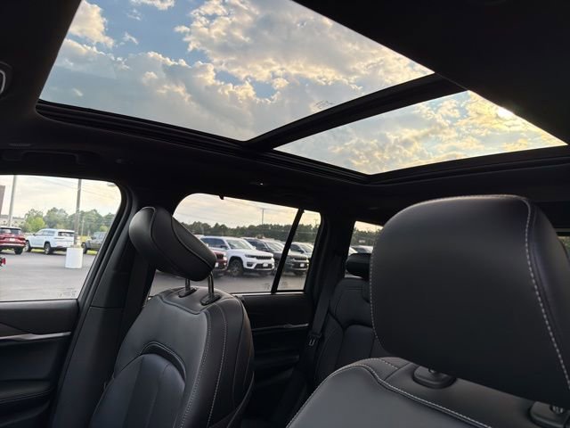 New 2025 Jeep Grand Cherokee Limited w/ Luxury Tech Group II image 8