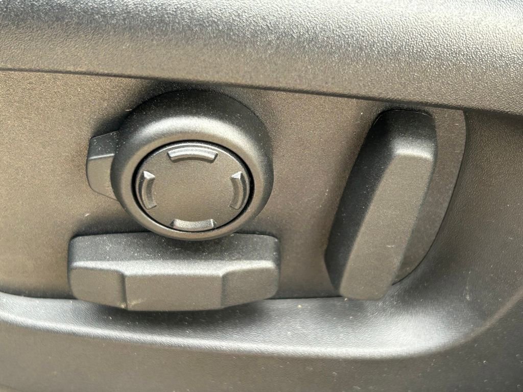 Used 2024 Land Rover Discovery Dynamic SE image 29