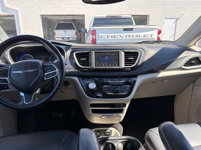 Used 2020 Chrysler Pacifica Touring-L FWD image 20