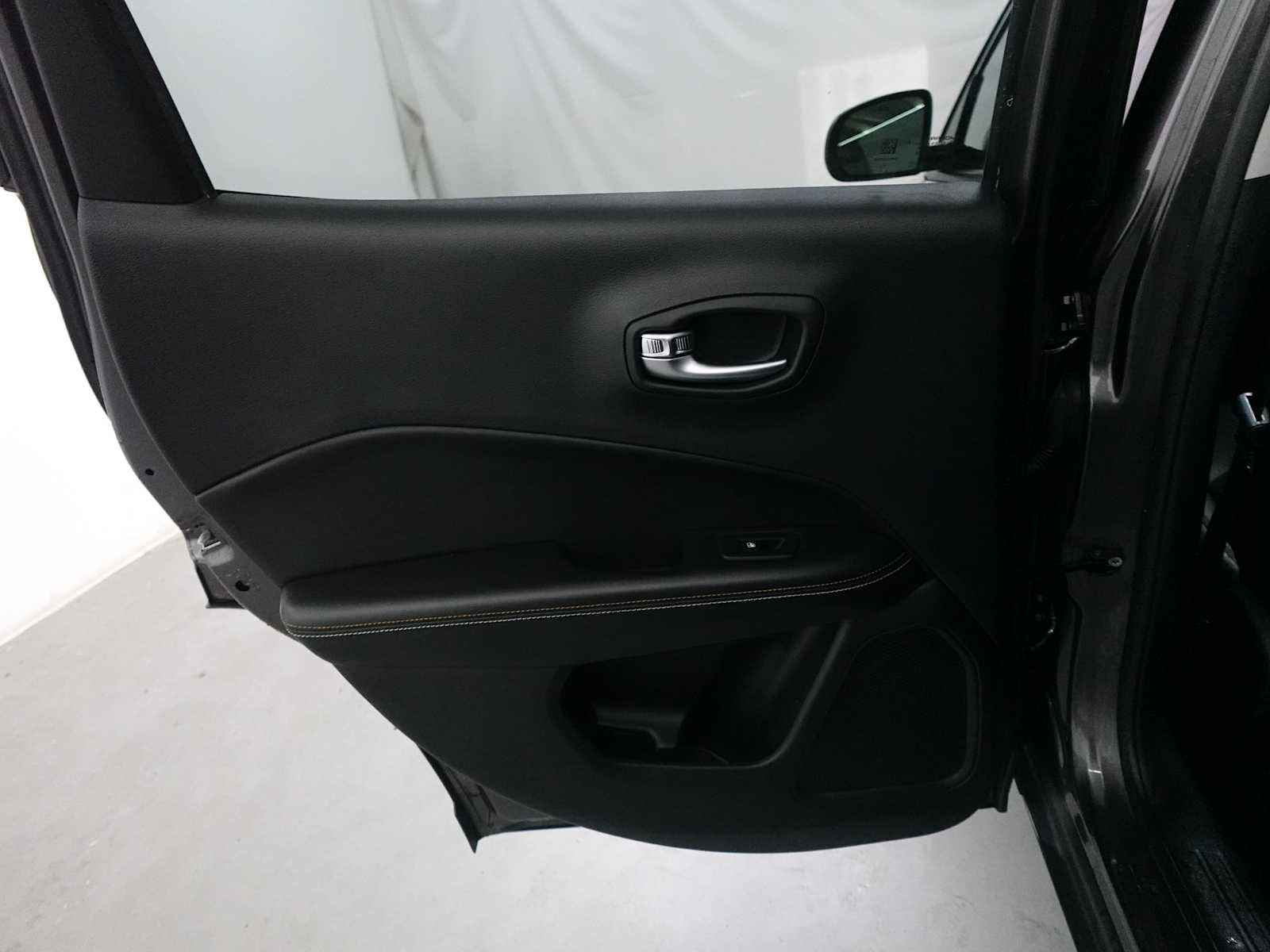 Used 2018 Jeep Compass Latitude w/ Popular Equipment Group AWD/4WD image 23