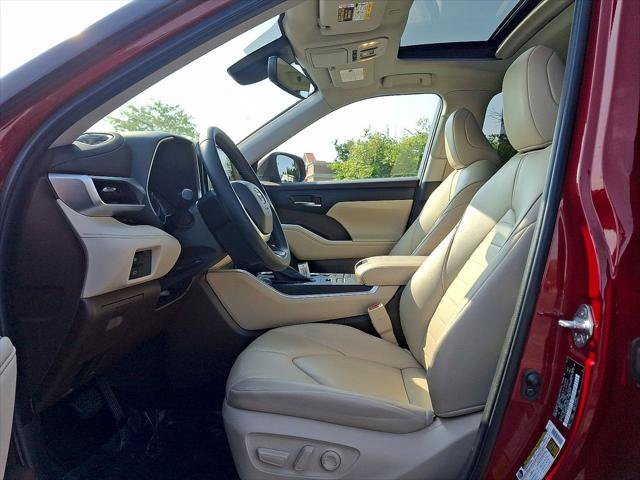Used 2022 Toyota Highlander XLE AWD/4WD image 11
