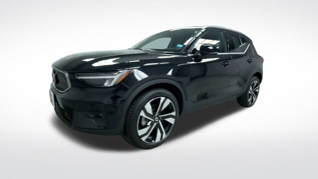 Used 2025 Volvo XC40 B5 Plus image 21