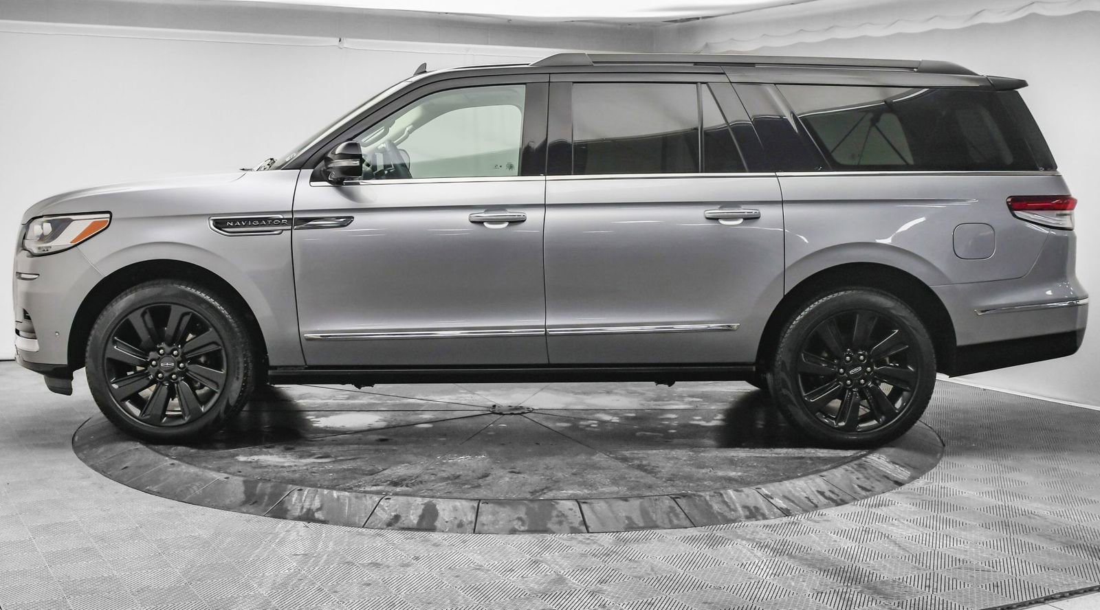 Used 2024 Lincoln Navigator L Black Label image 4