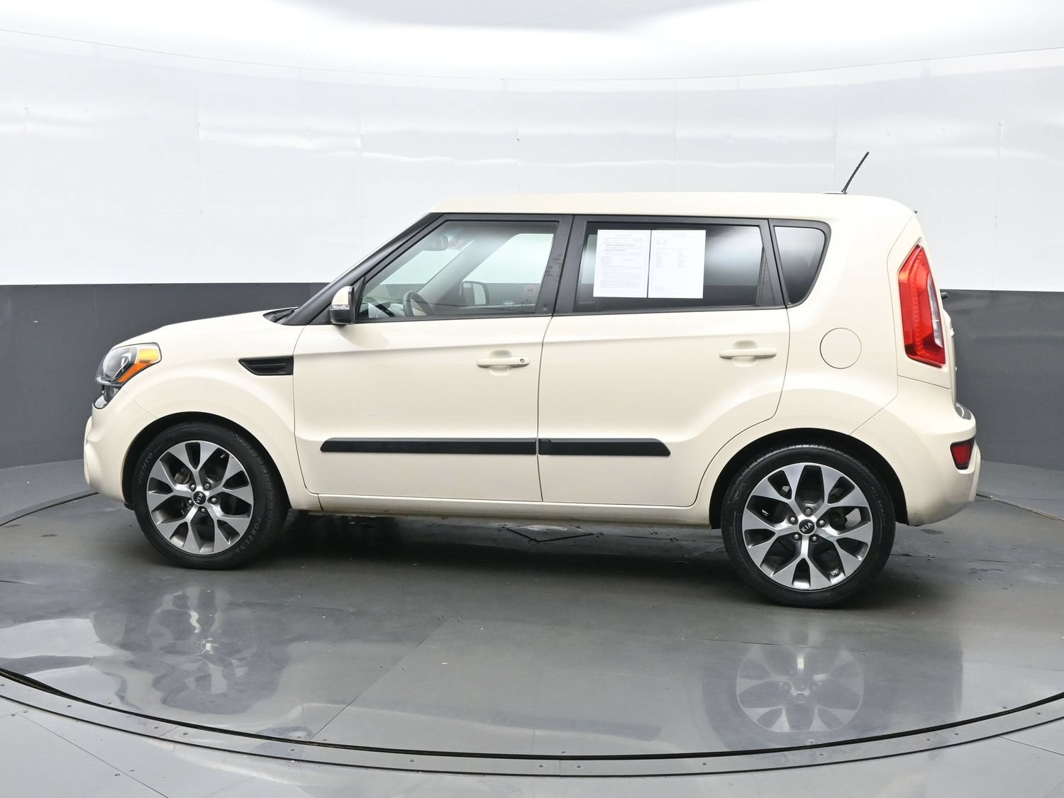 Used 2012 Kia Soul ! FWD image 3