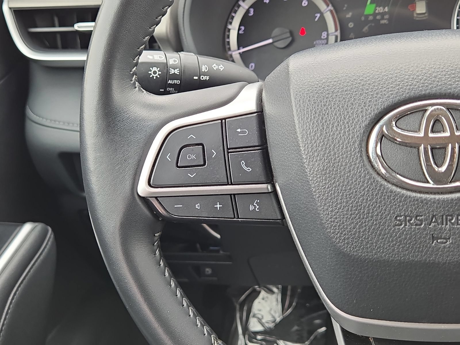 Used 2025 Toyota Highlander LE FWD image 20