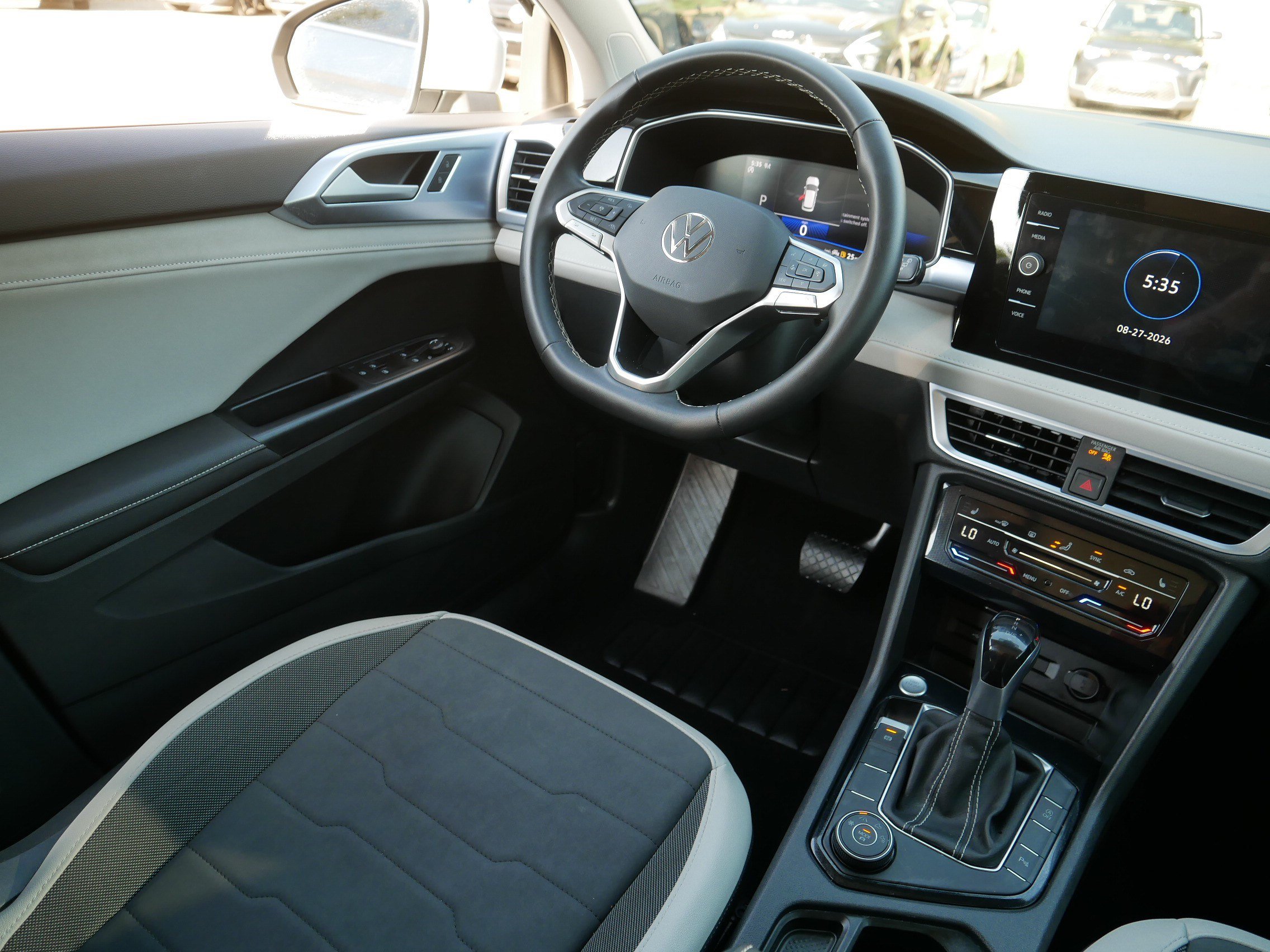 Used 2025 Volkswagen Taos SE w/ Panoramic Sunroof Package AWD/4WD image 9