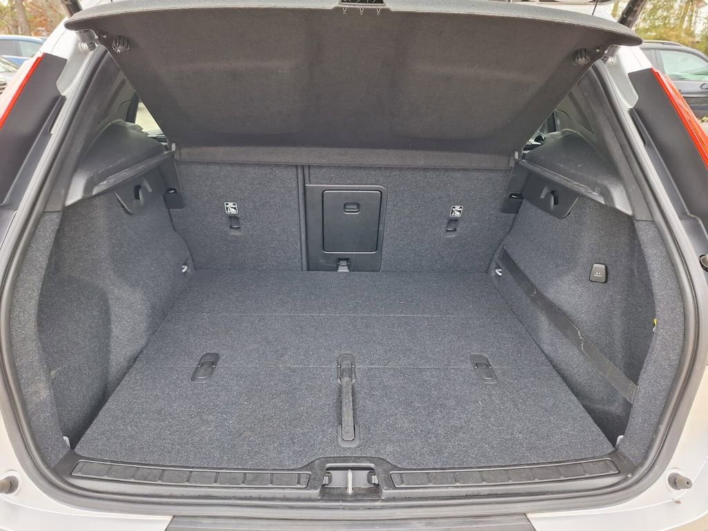 Used 2019 Volvo XC40 T5 Momentum image 24