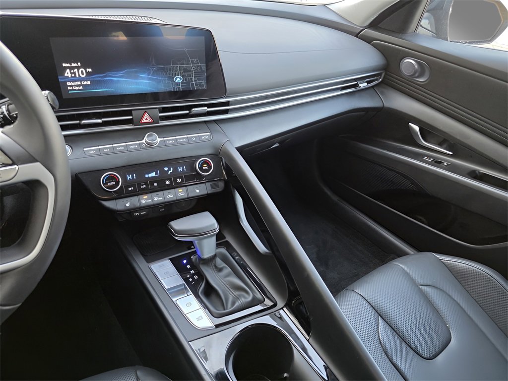 Certified 2025 Hyundai Elantra Limited image 30