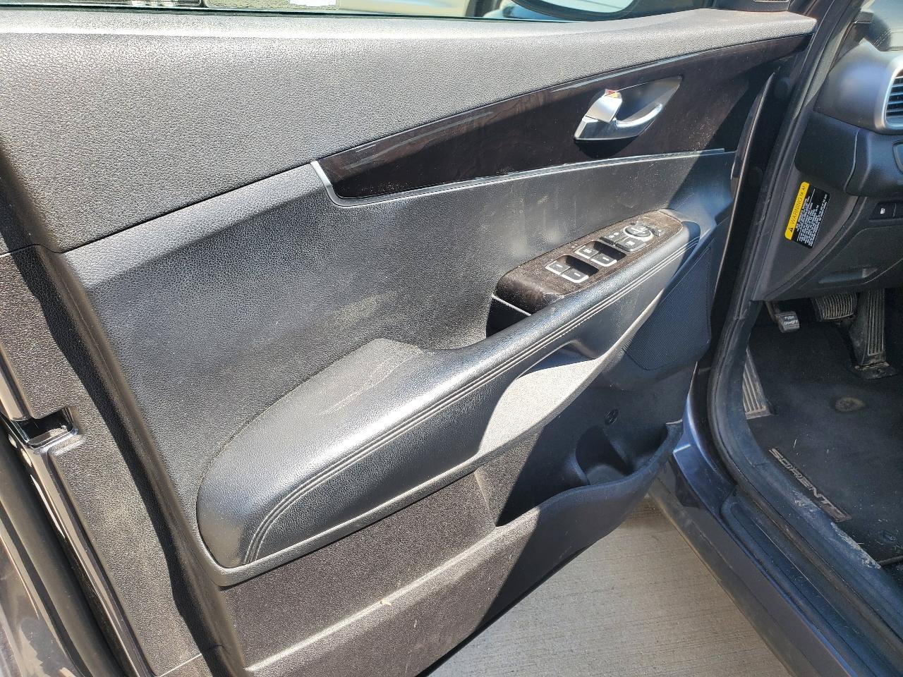 Used 2018 Kia Sorento FWD image 16