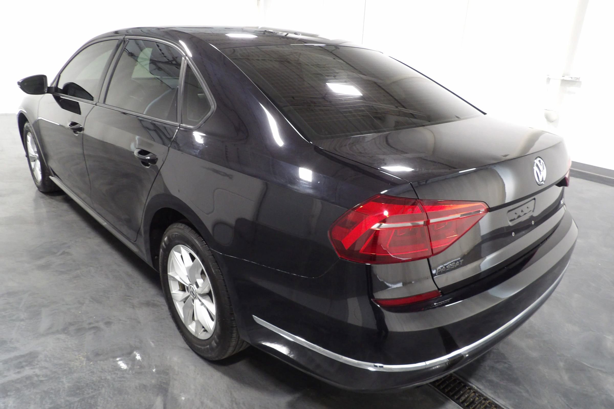 Used 2018 Volkswagen Passat 2.0T S image 6