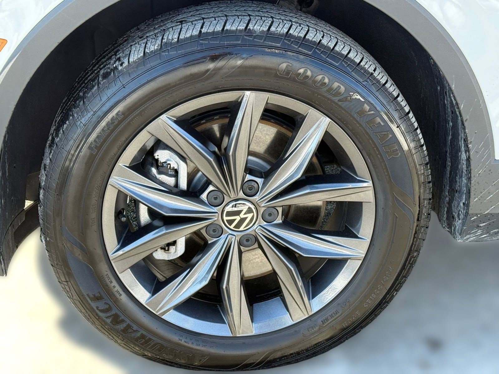 Used 2024 Volkswagen Tiguan SE w/ Panoramic Sunroof Package image 11