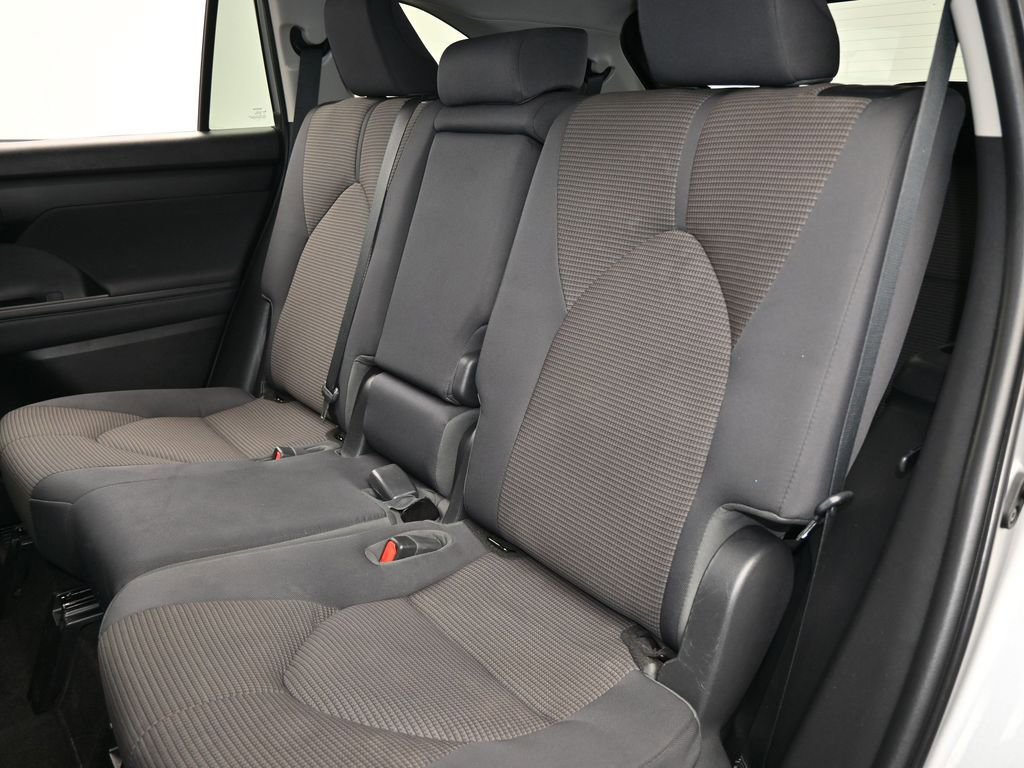 Used 2023 Toyota Highlander LE image 34