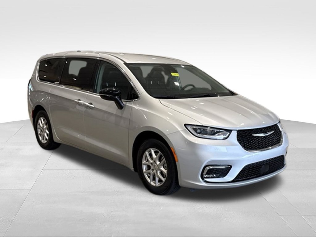 Used 2024 Chrysler Pacifica Touring-L w/ Uconnect Theater Family Group FWD 360° Tour