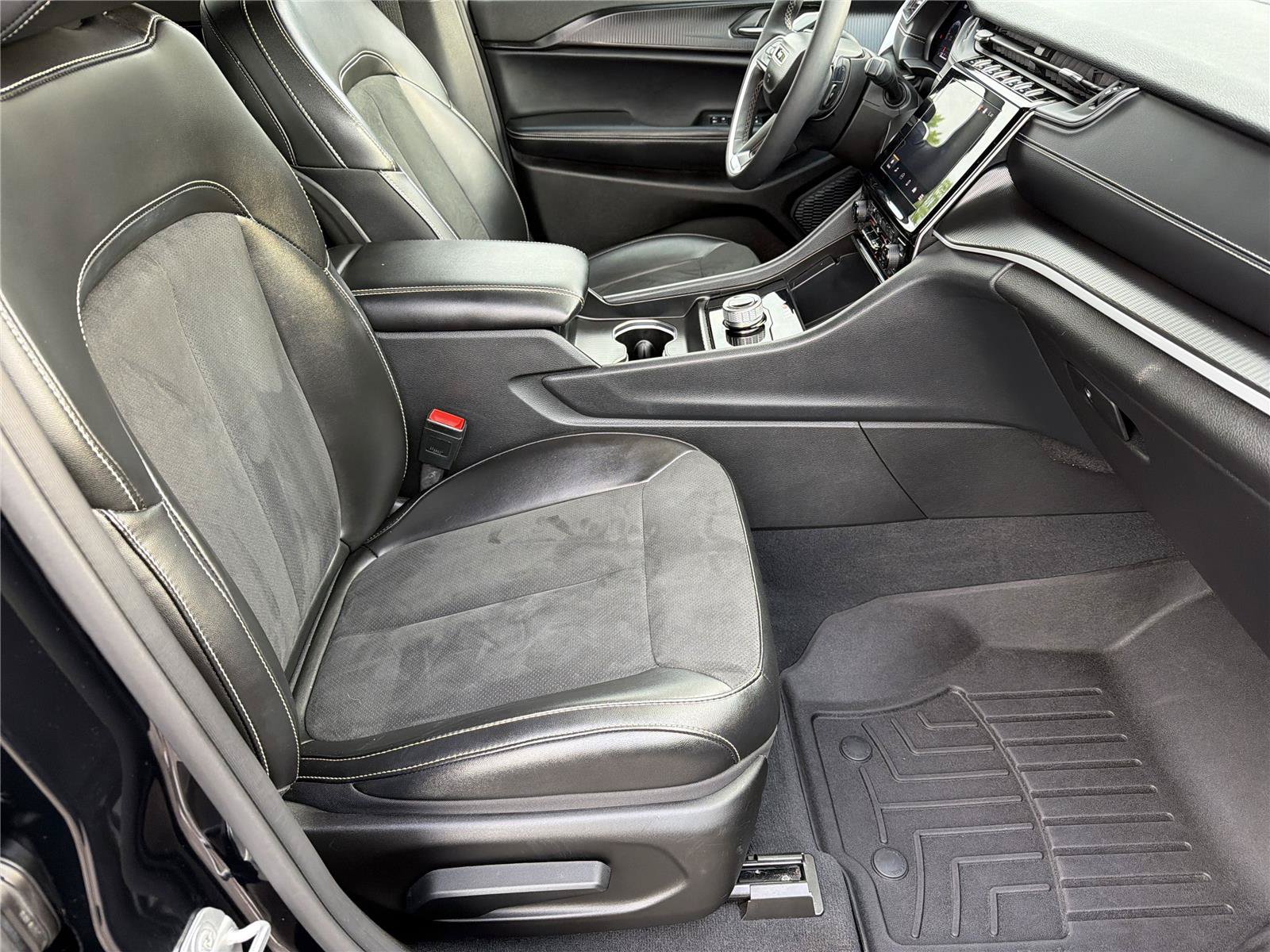 Used 2024 Jeep Grand Cherokee Altitude AWD/4WD image 12