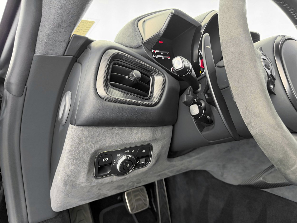 Used 2022 Aston Martin V8 Vantage Coupe image 18