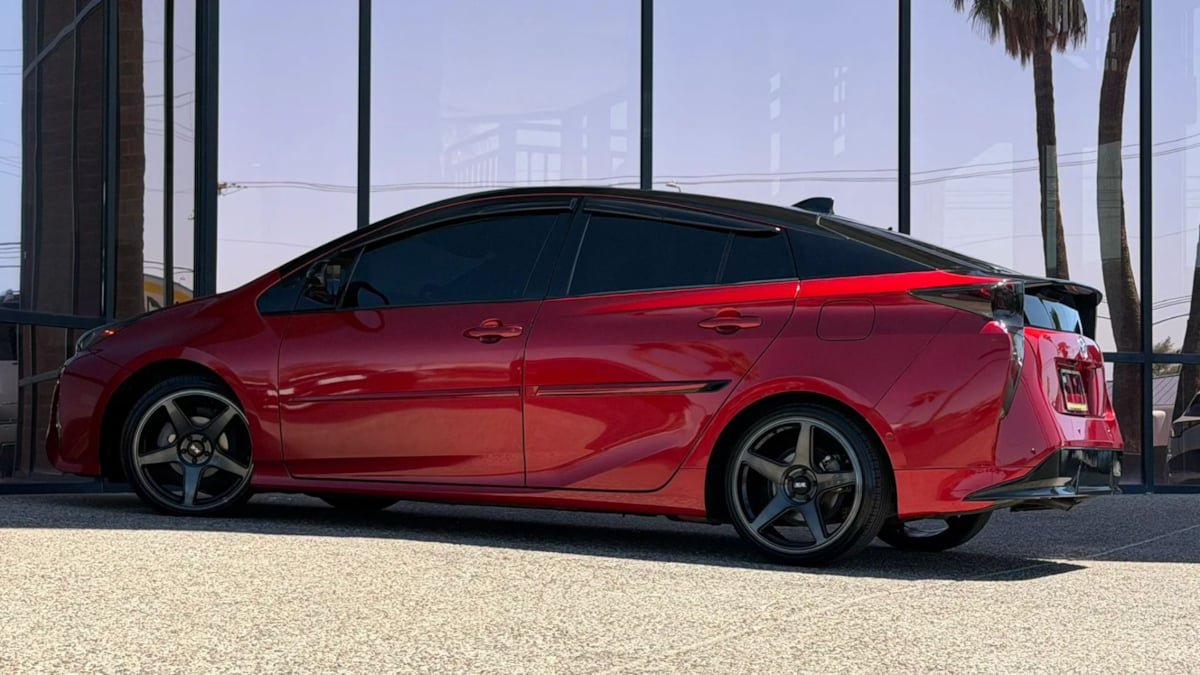 Used 2017 Toyota Prius Four Touring w/ Premium Convenience Package FWD image 7