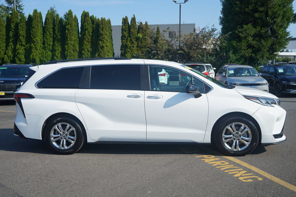 Used 2022 Toyota Sienna XSE w/ XSE Plus Package AWD/4WD image 4