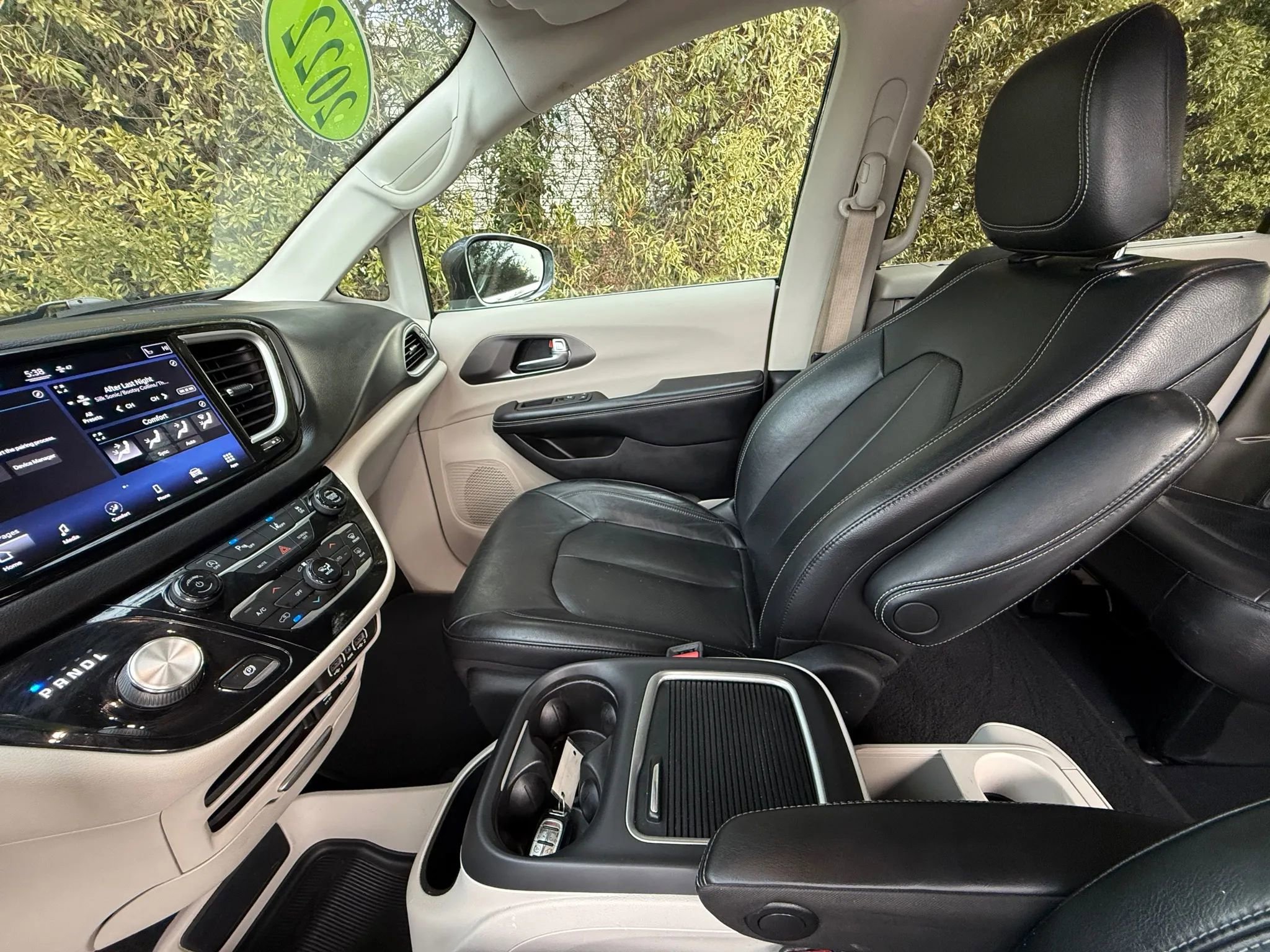 Used 2022 Chrysler Pacifica Touring-L FWD image 43
