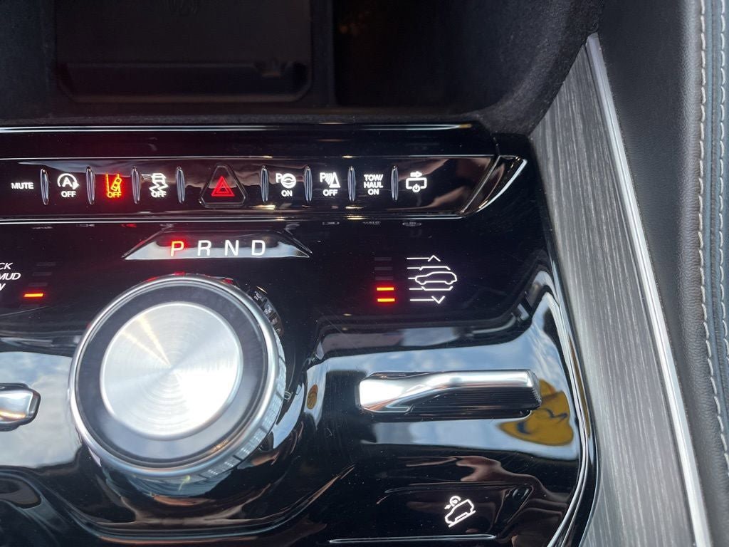 Used 2023 Jeep Wagoneer L Series III w/ Premium Group I AWD/4WD image 30
