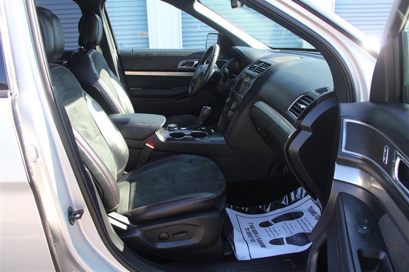 Used 2019 Ford Explorer XLT w/ Equipment Group 202A AWD/4WD image 17