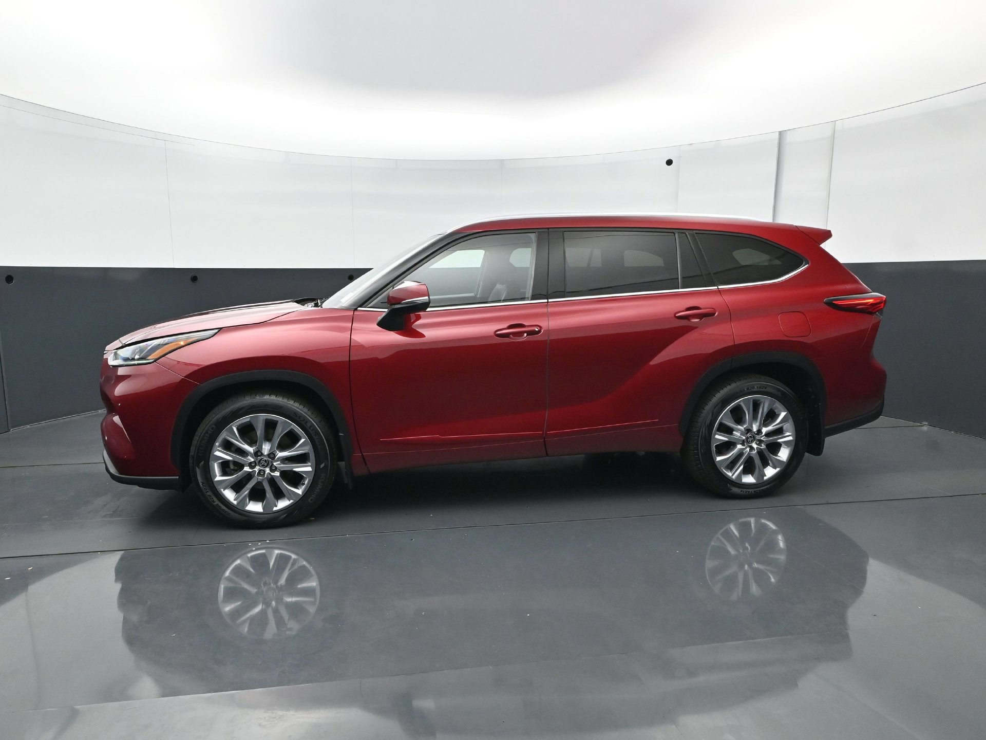 Used 2021 Toyota Highlander Limited AWD/4WD image 3