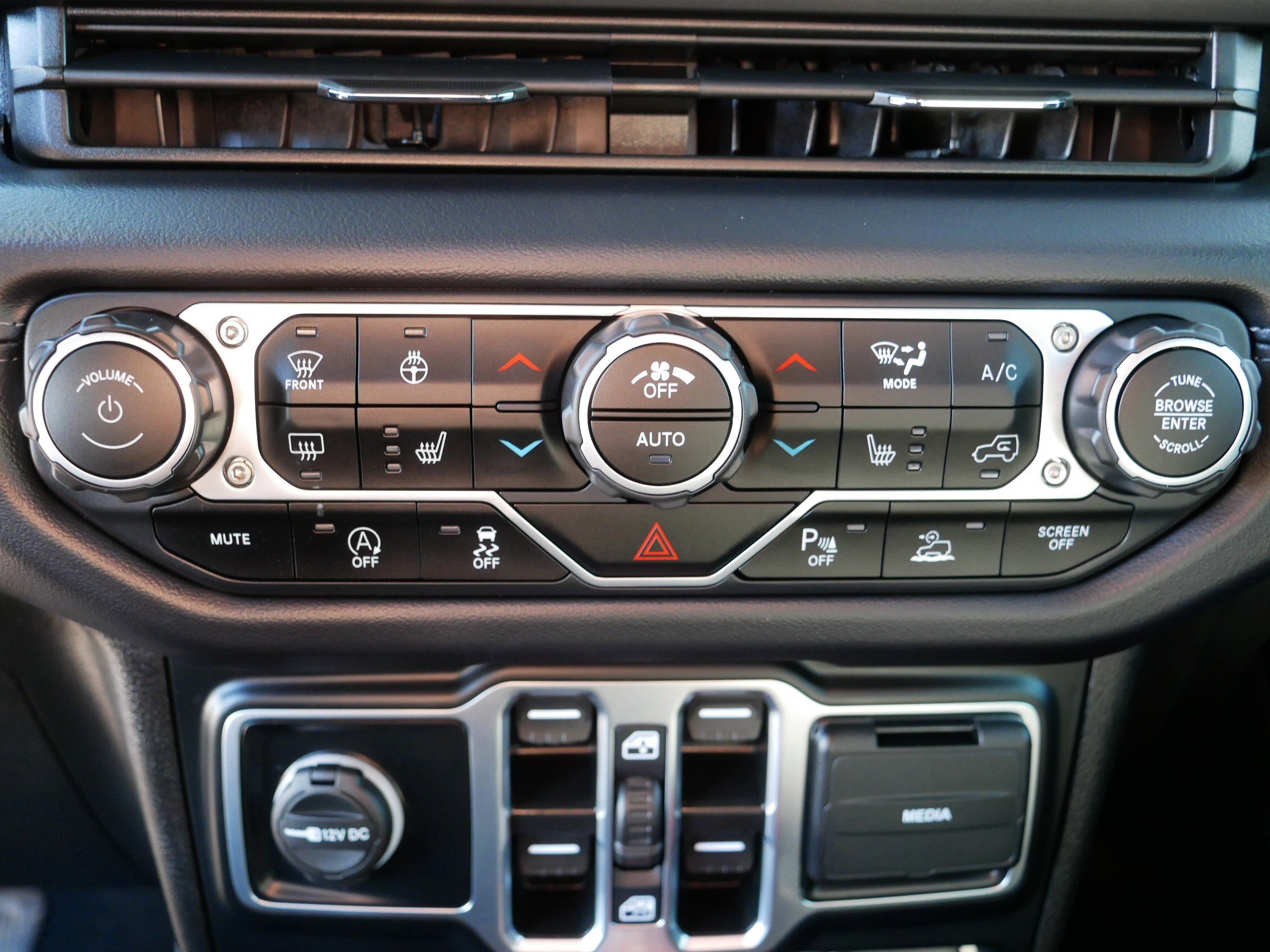 Used 2024 Jeep Wrangler Sahara w/ Technology Group image 23