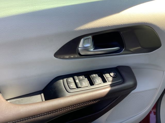 Used 2017 Chrysler Pacifica Touring-L image 10