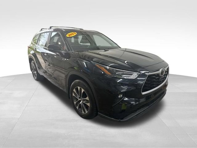 Used 2023 Toyota Highlander XLE FWD image 3