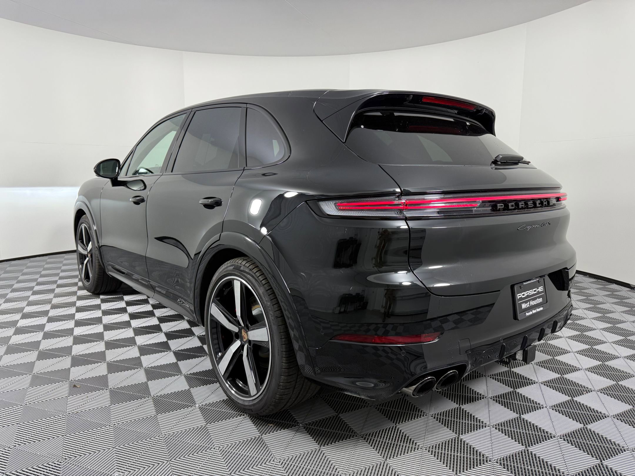 New 2026 Porsche Cayenne GTS image 3