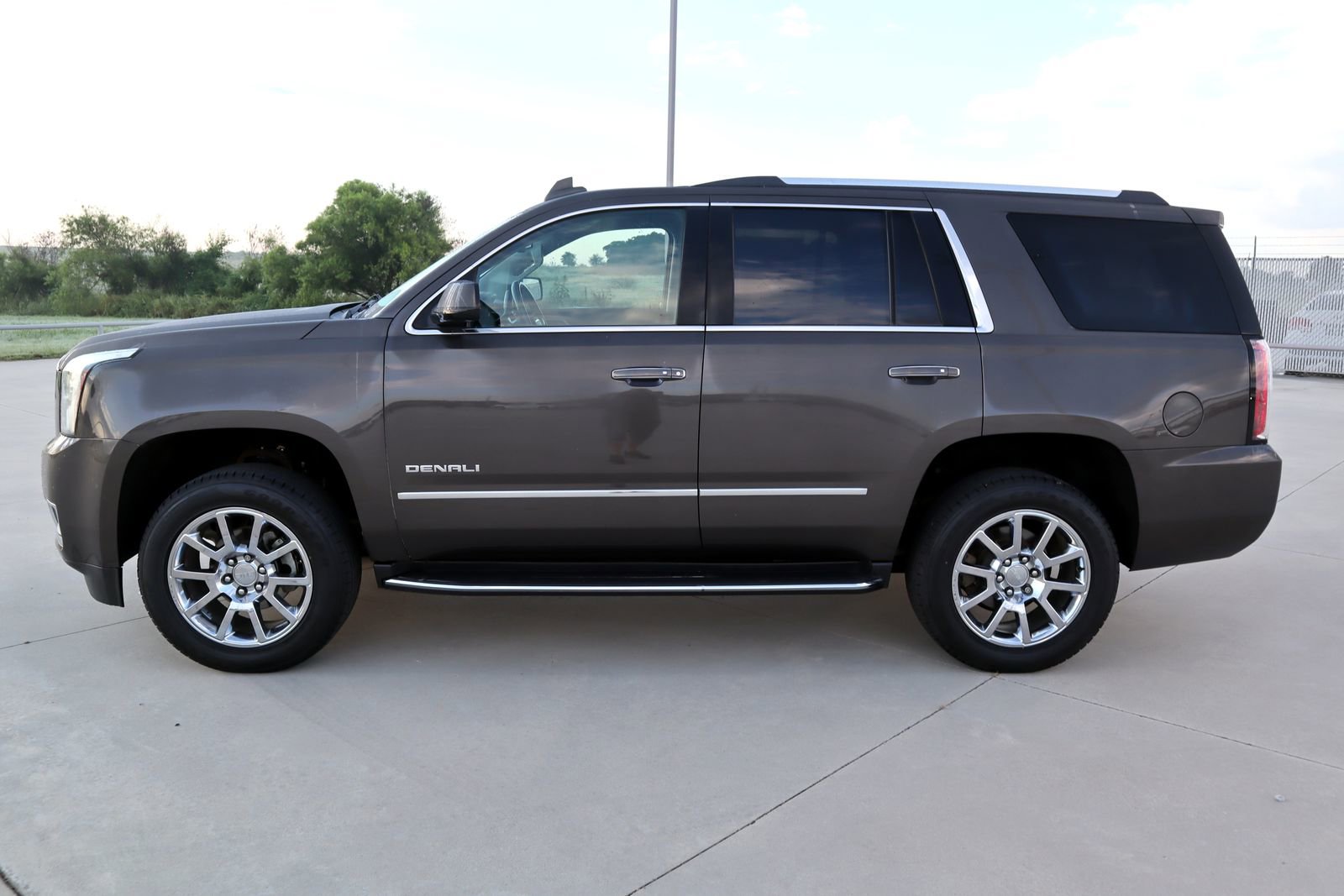 Used 2019 GMC Yukon Denali RWD image 2