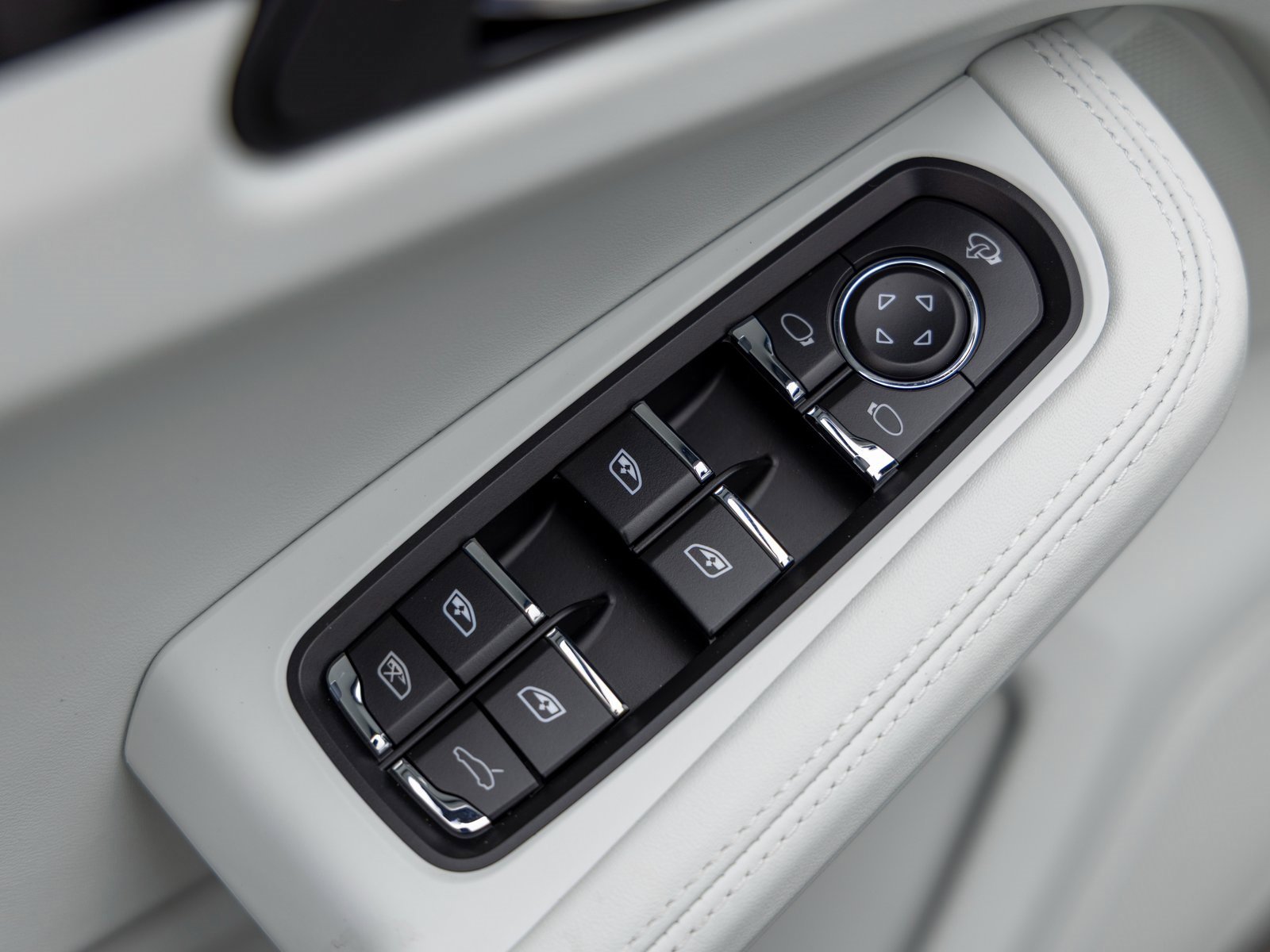 New 2025 Porsche Macan image 23