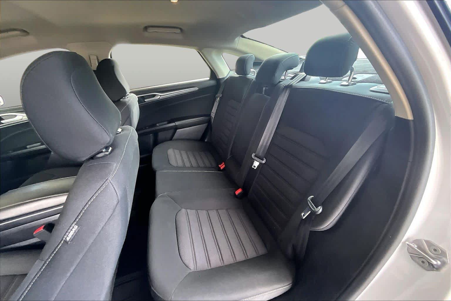 Used 2020 Ford Fusion SE FWD image 20