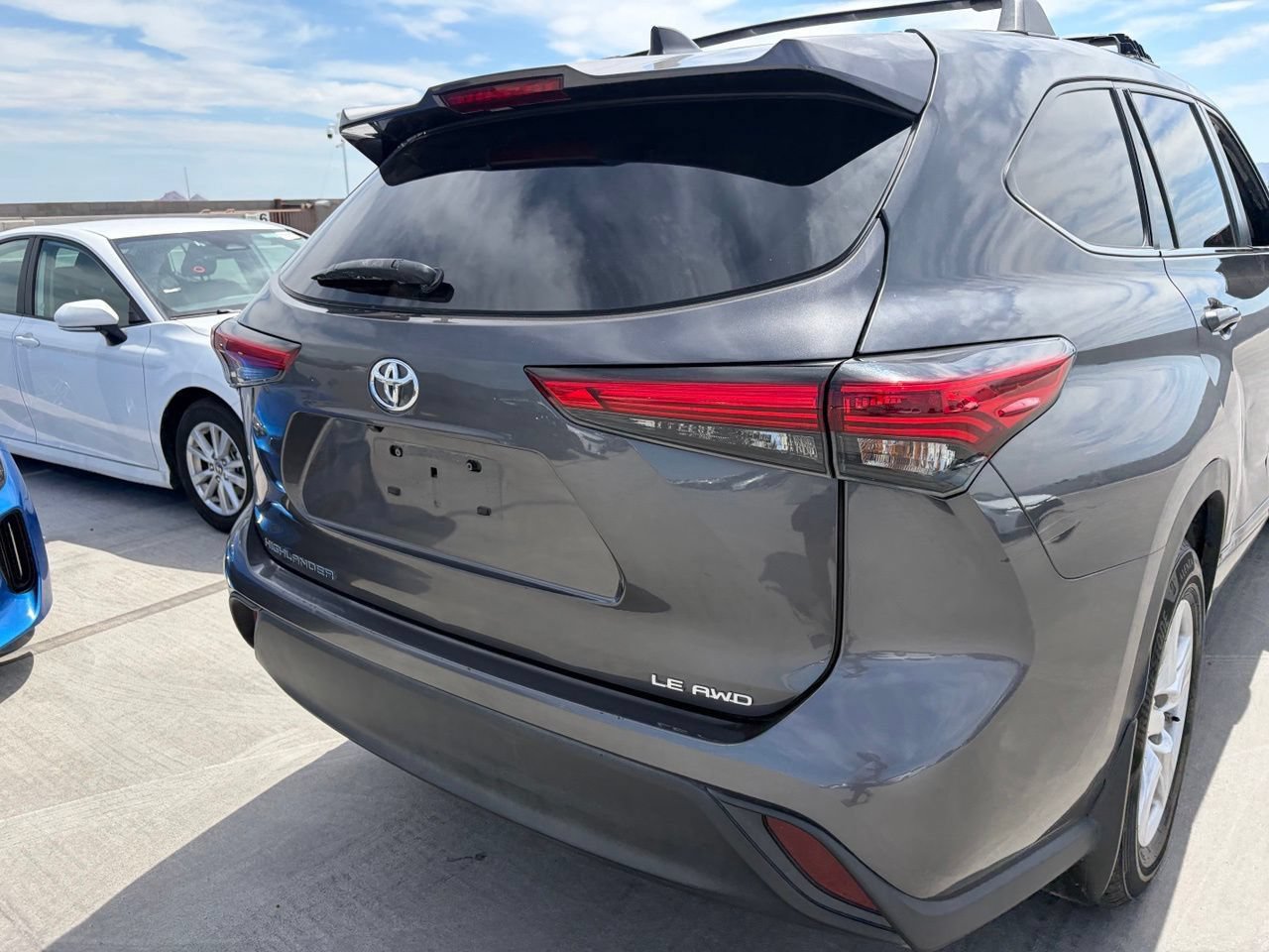 Used 2023 Toyota Highlander LE AWD/4WD image 4