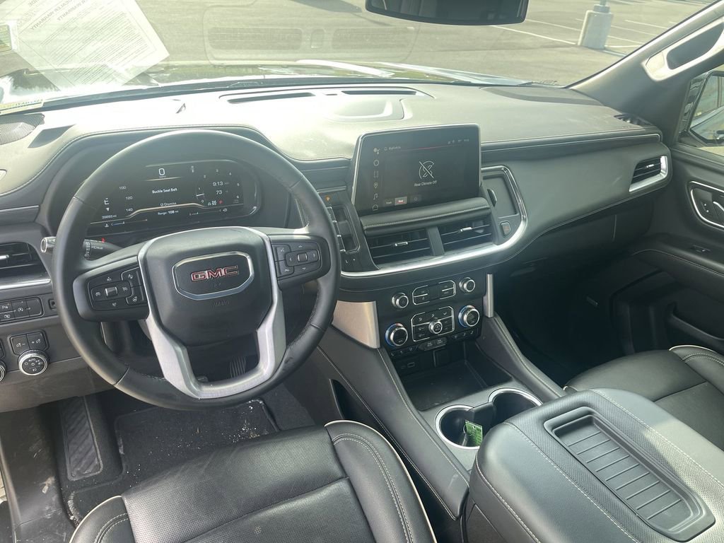 Used 2024 GMC Yukon SLT w/ SLT Luxury Package image 8