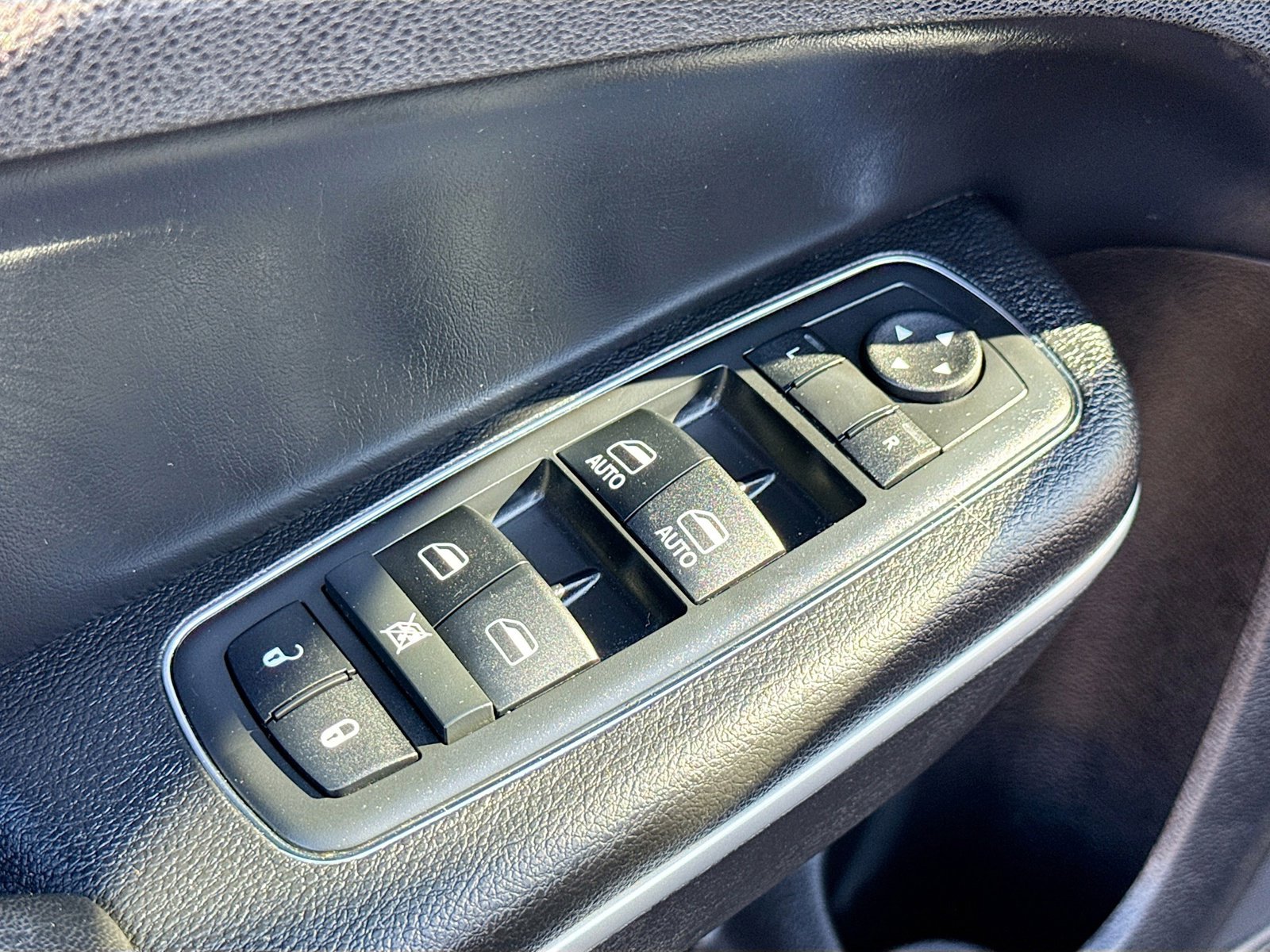 Used 2018 Chrysler 300 S w/ 300S Premium Group image 7